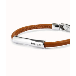 Pulsera de cuero camel con detalle central bañado en plata de ley